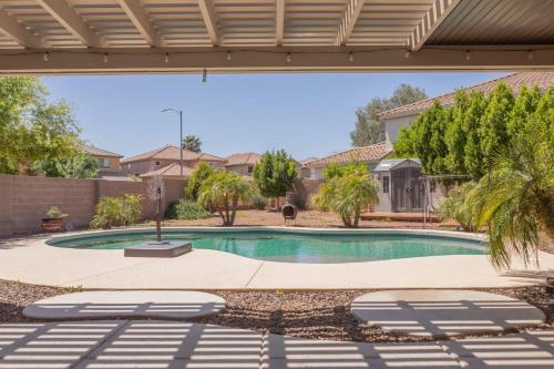 Comfy House Private Backyard with Pool BBQ Citrus — 4-Star Luxury Hotel in Surprise, United States