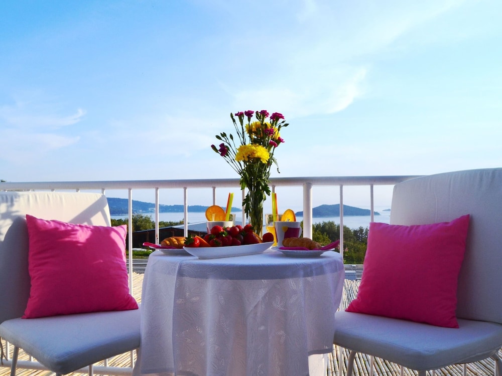 Apartments Lina Three Bedroom Apartment With Two Balconies and Sea View