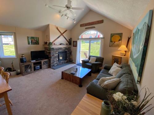 F4 Warm Fairway Village Townhome mountain views and large lawn So much to do - photo 10