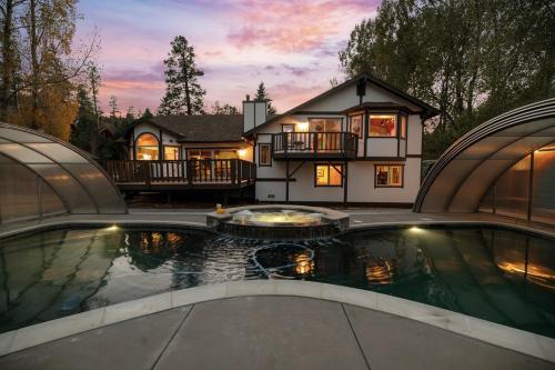 Four Season Escape Cozy Big Bear Cabin with Pool Jacuzzi & Sauna — 4-Star Luxury Hotel in Big Bear Lake, United States