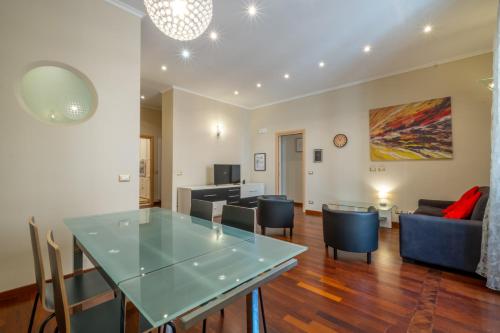 Trevi Fountain big apartment — 4-Star Luxury Hotel in Rome, Italy
