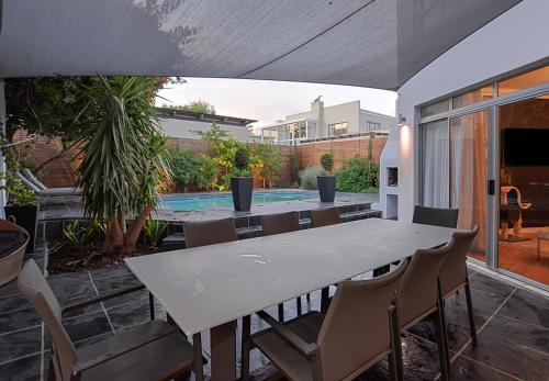 Luxury home walking distance to Blouberg beach