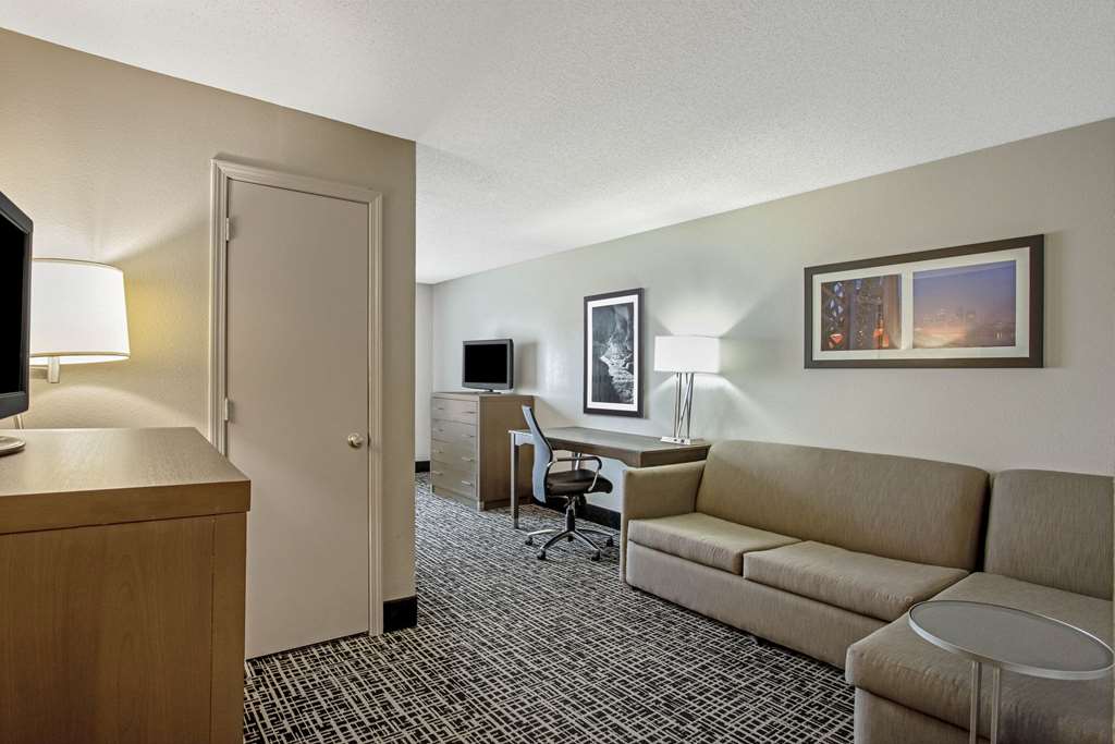 La Quinta Inn & Suites by Wyndham Hopkinsville - photo 32