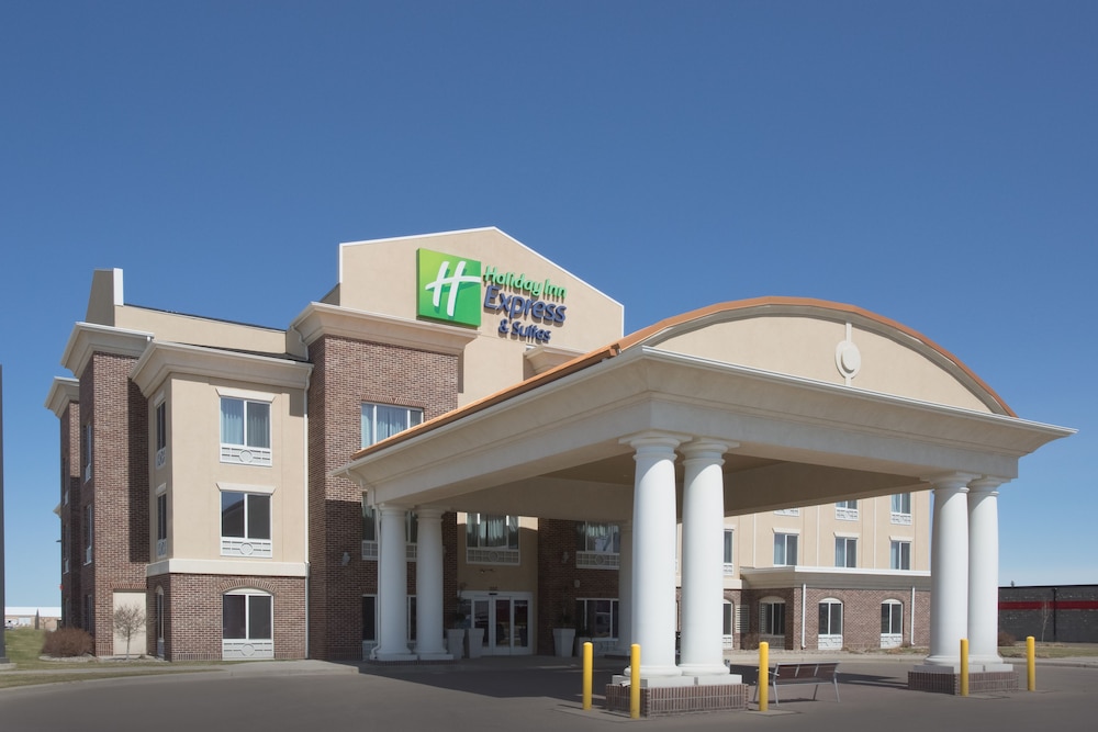 Holiday Inn Express & Suites Minot by IHG — hotel in Minot
