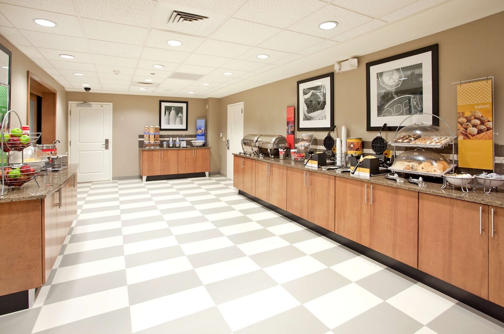 Hampton Inn & Suites Phoenix Glendale Westgate - photo 30