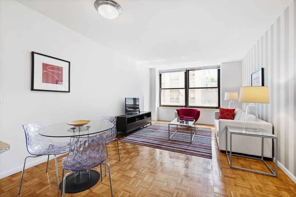 Furnished Quarters at Grove Pointe - photo 9