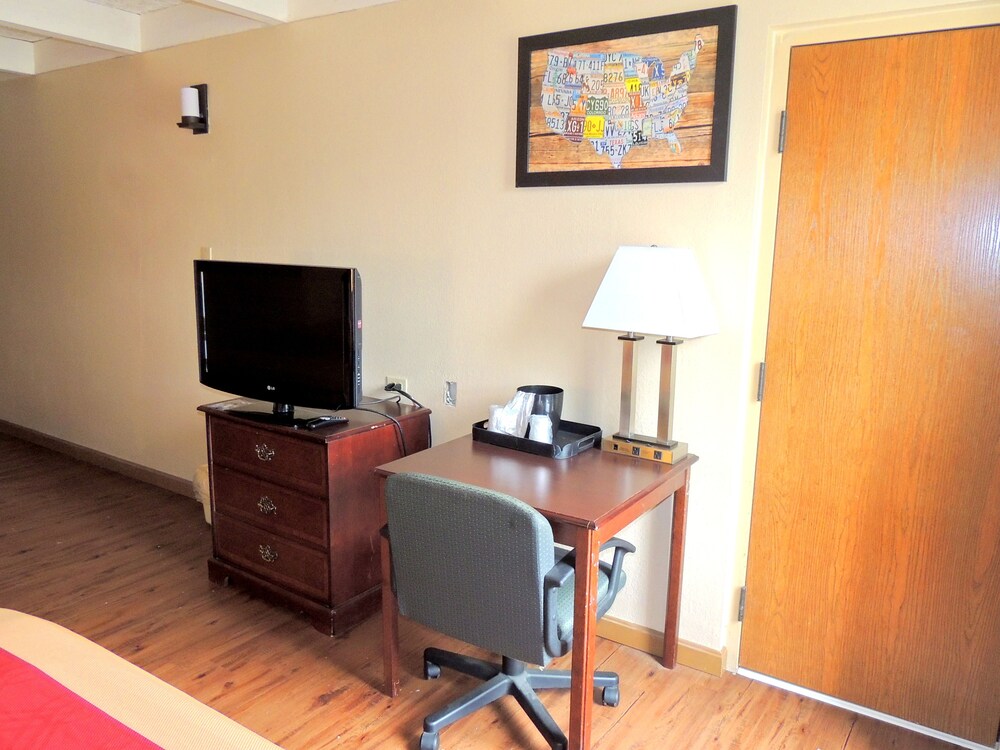 Econo Lodge Wickliffe Cleveland East - photo 15