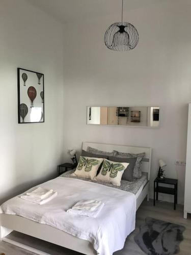 Near City park only 5 minutes walk where you can find the world famous Szechenyi thermal bath spa Capital Circus Museums The apartment is modern and newly renovated in a quiet and peaceful green Oasis with AC smart TV high speed internet — 4-Star Luxury Hotel in Budapest, Hungary