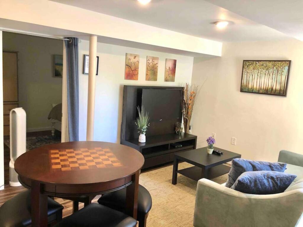 Tucked Away Garden Level Studio Near Cambridge — hotel in Waltham