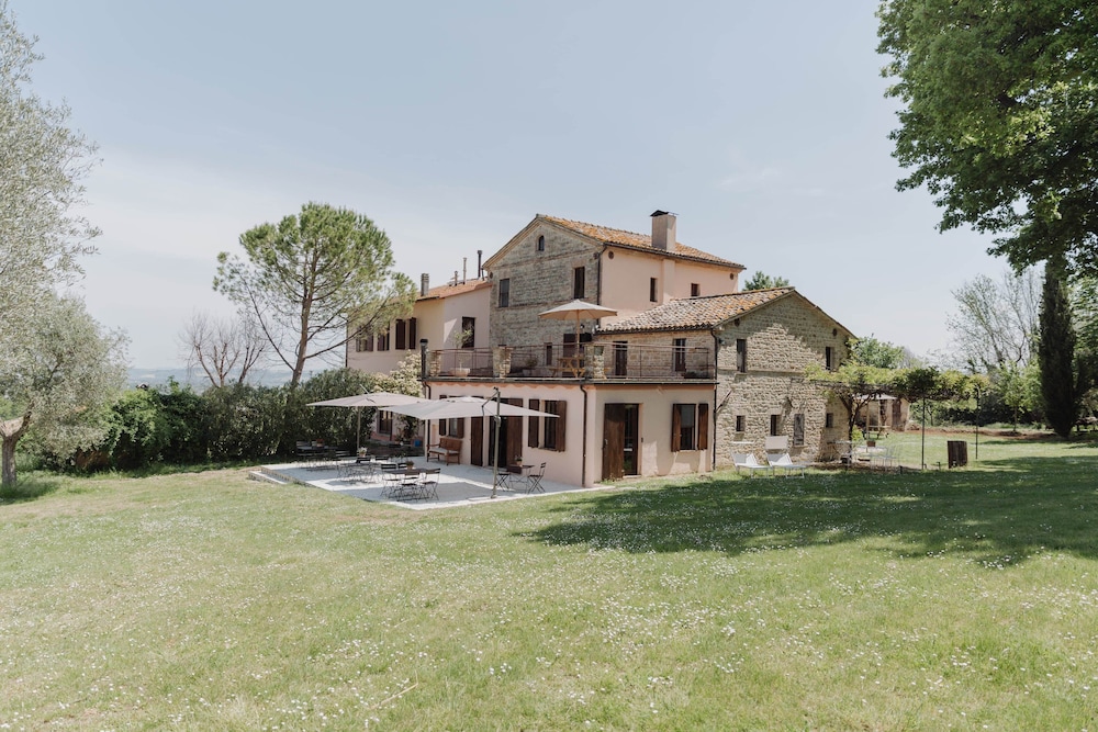 Agriturismo Qui Voglio — 4-Star Luxury Hotel in Monte Roberto, Italy