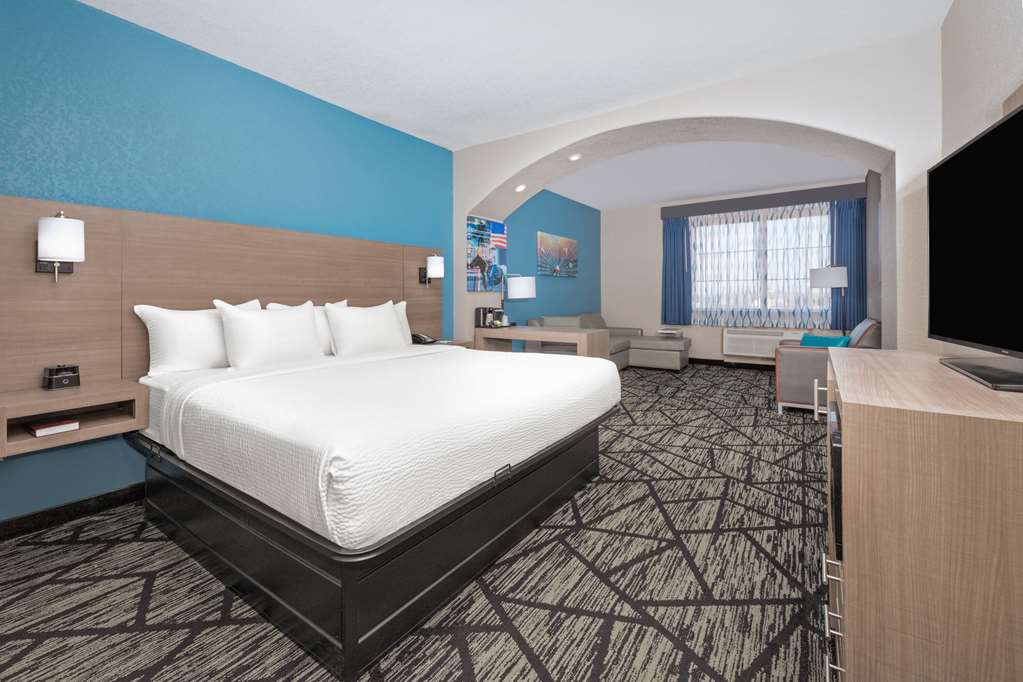La Quinta Inn & Suites by Wyndham Alvarado - photo 19