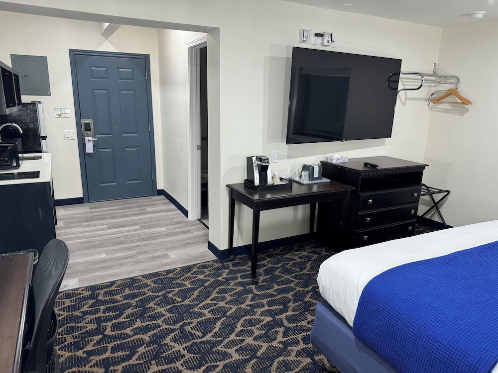 Lakeside Inn and Suites - photo 10