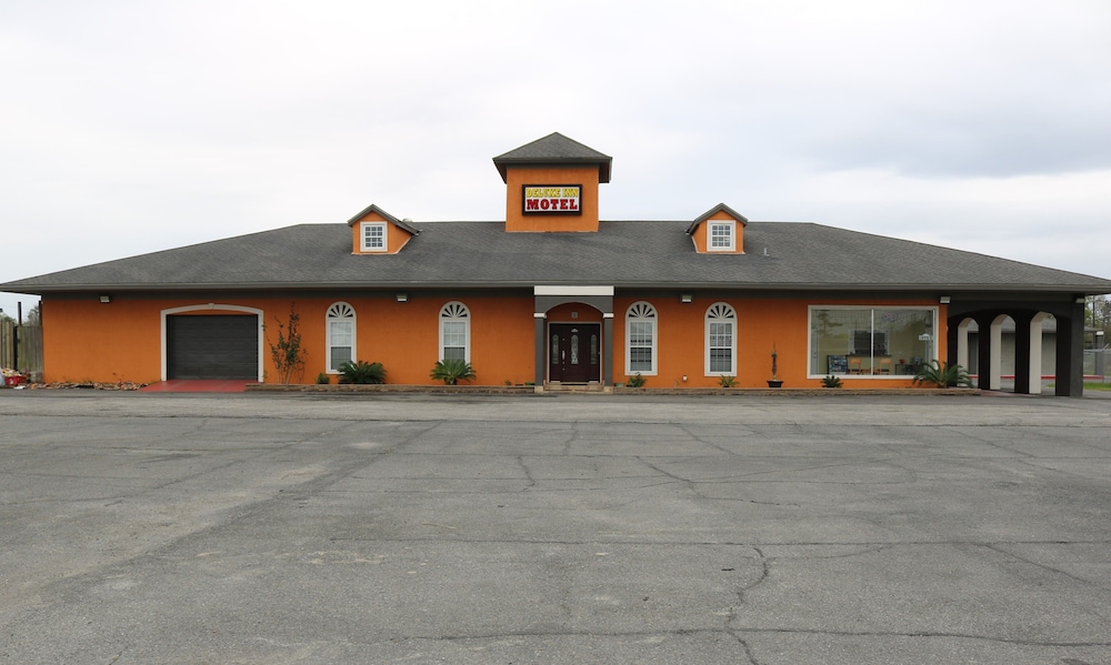 Deluxe Inn Motel - featured photo