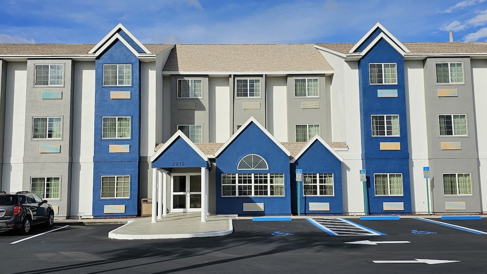 Microtel Inn & Suites by Wyndham Bushnell - photo 16