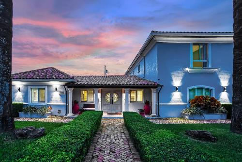 6 BD 3 BA Dreamy Vacation Retreat in Coral Terrace — 4-Star Luxury Hotel in Miami, United States