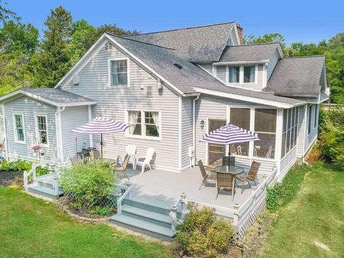 Newly Renovated Cottage 5 mins from Beach — 4-Star Luxury Hotel in South Haven, United States