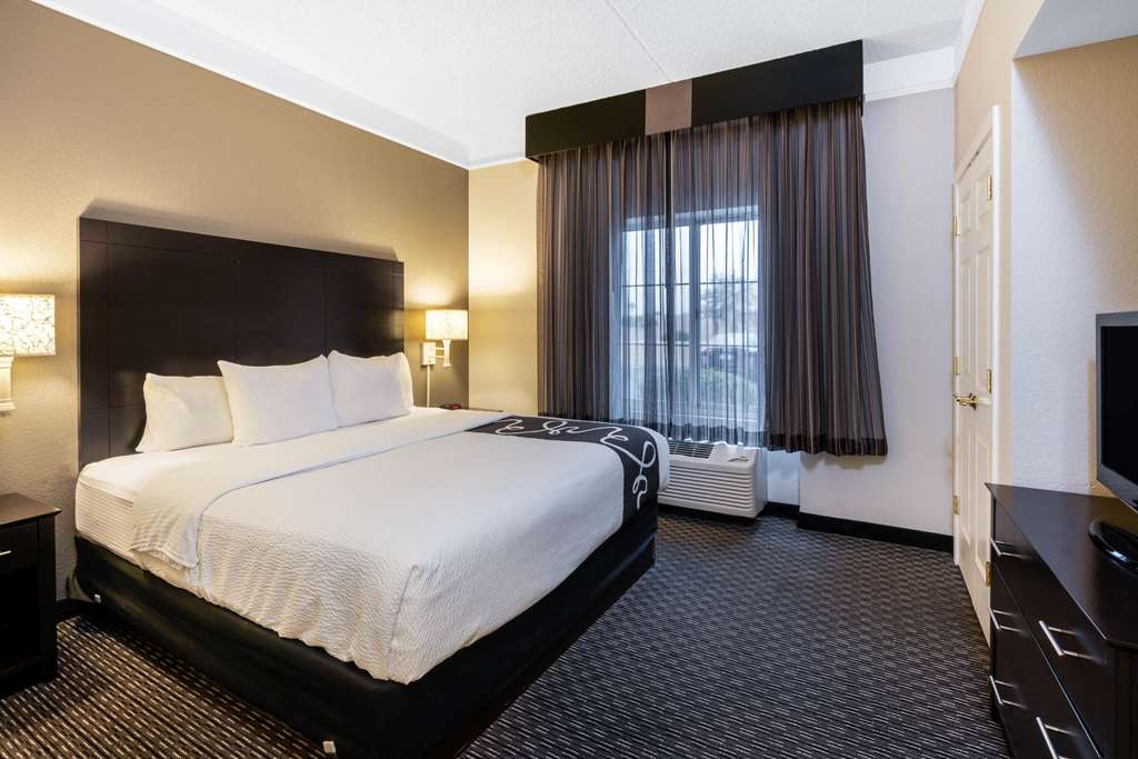 La Quinta Inn & Suites by Wyndham Mesa Superstition Springs - photo 30
