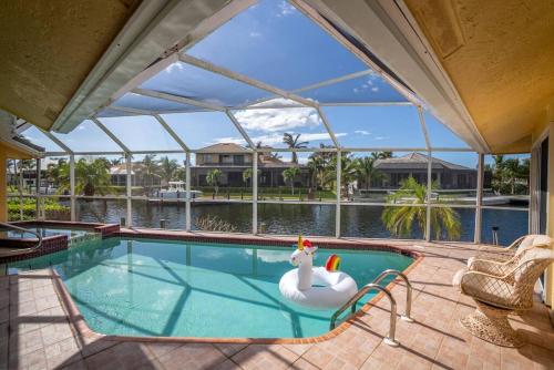 Waterfront Home With Heated Pool Jacuzzi and only 1mile to beach — 4-Star Luxury Hotel in Marco Island, United States