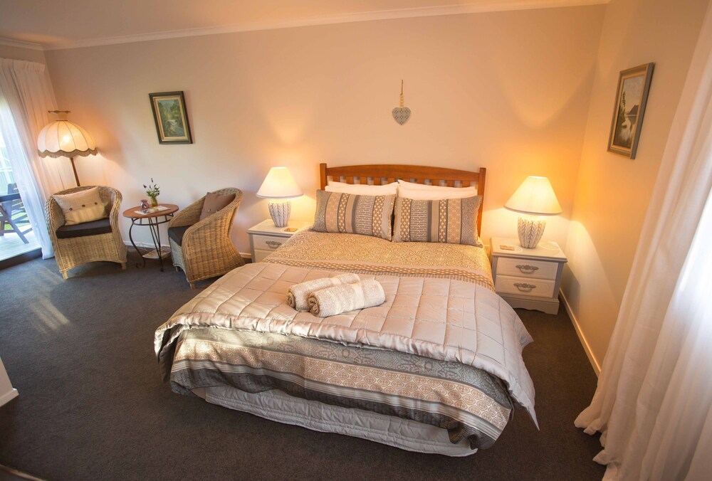 Rolling Hills Country Stay B&B — 4-Star Luxury Hotel in Tauranga, New Zealand