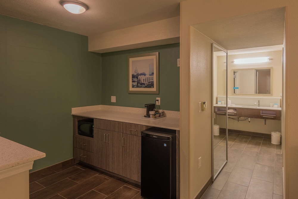 Hampton Inn & Suites Jackson Coliseum - photo 22