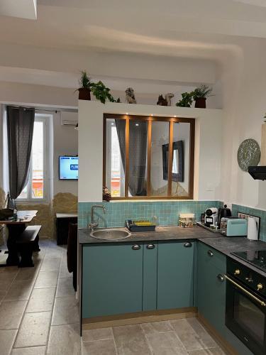 Logis Centre Historique 4 Personnes Soleil Levant la Ciotat in La Ciotat, France