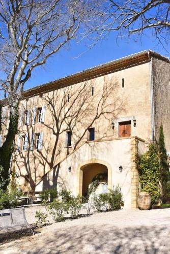 L'Atelier Appartement au c ur du vignoble — 4-Star Luxury Hotel in Rognes, France