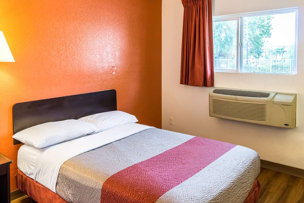 Motel6 Bakersfield CA Convention Center - photo 9