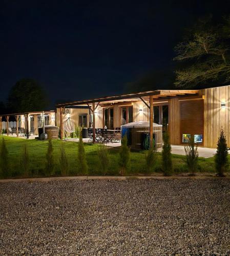 Nowy York Sauna Jacuzzi Najczystsze jezioro PL SPA STYRUŚ — hotel in Ostrowite