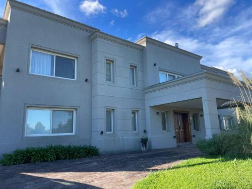 Mansión Vista al Golf Country Club — 4-Star Luxury Hotel in Gualeguaychu, Argentina