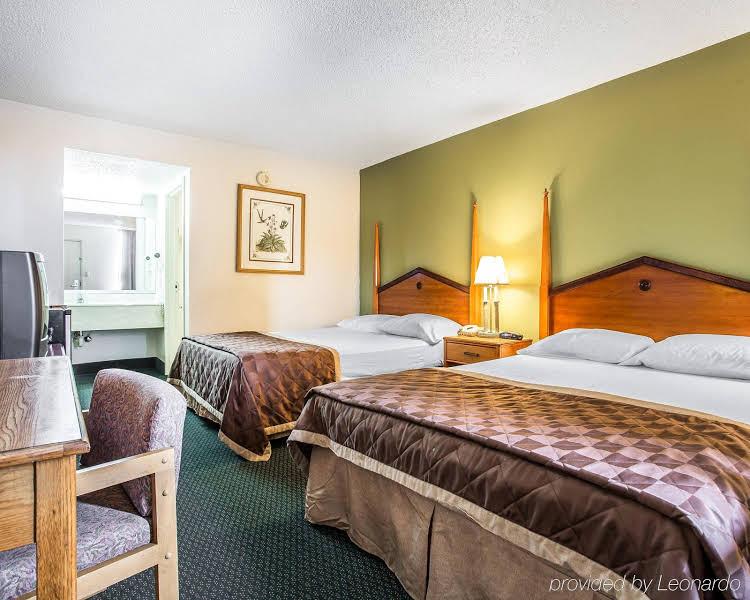 Claremont Inn & Suites - photo 9