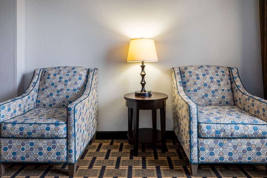 La Quinta Inn & Suites by Wyndham Mt. Pleasant - photo 32