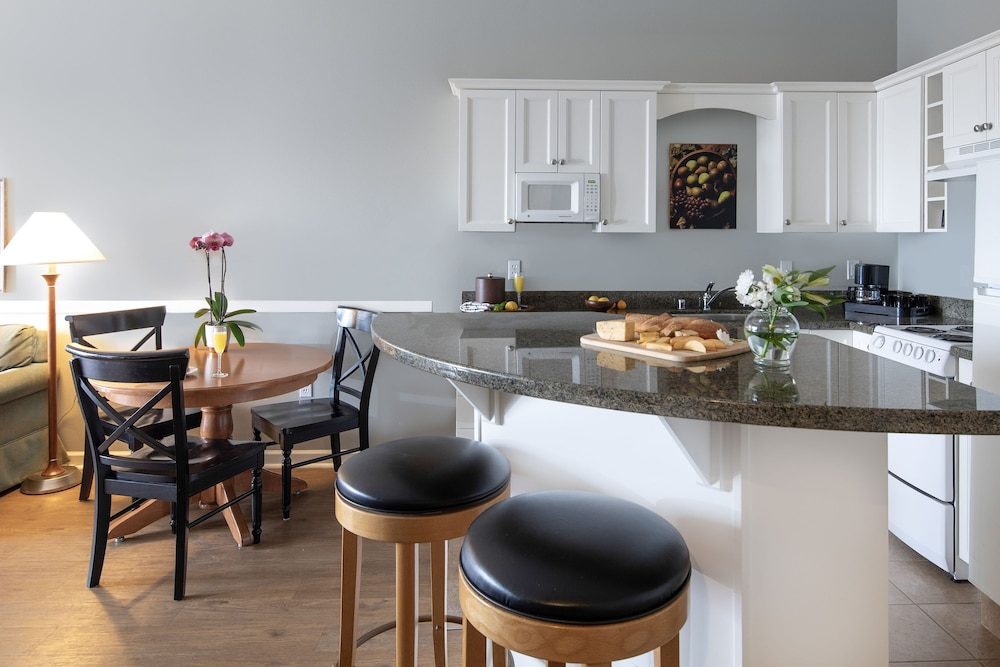 Rivertide Suites Hotel - photo 12