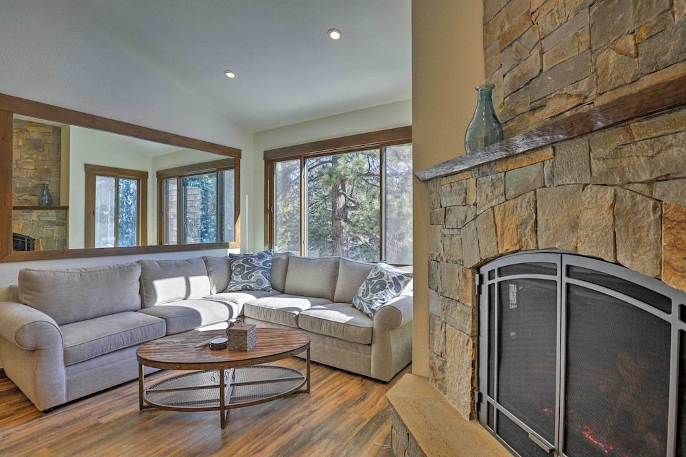 Walk to Ski Shuttle Truckee Condo with Hot Tub — 4-Star Luxury Hotel in Truckee, United States