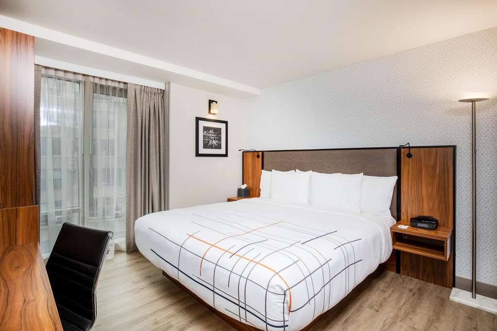 La Quinta Inn & Suites by Wyndham Times Square South - photo 12