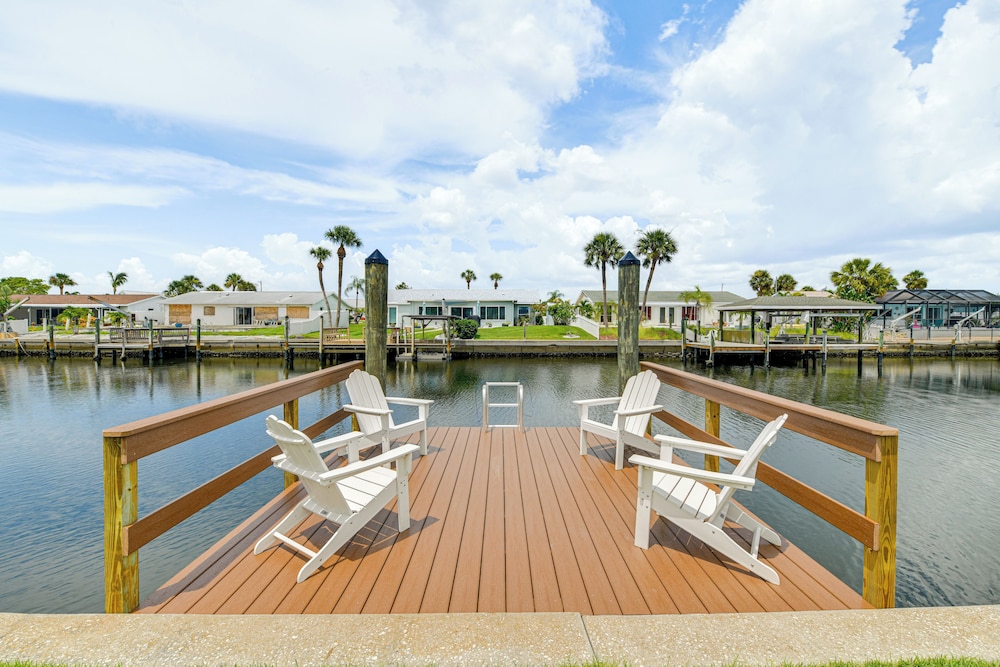 Private Pool w Canal Views: Apollo Beach Getaway — hotel in Apollo Beach