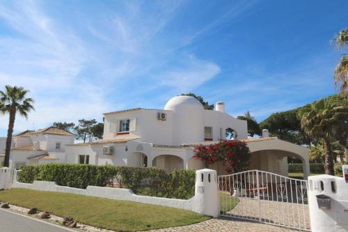 Traditional Portuguese Villa 5 Bedrooms Villa Girassol Prime Location — 4-Star Luxury Hotel in Quarteira, Portugal