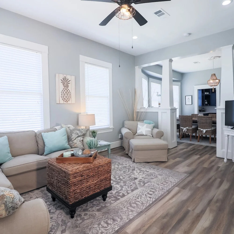 The Old Flamingo Vibrant Bungalow just 2 mins from the beach — 4-Star Luxury Hotel in Galveston, United States