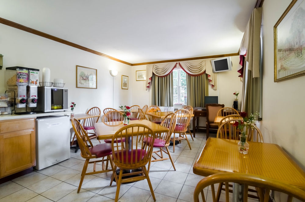 Econo Lodge Colonial - photo 16