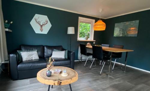 Chalet de Bosrand 404 unieke rustige plek met veel privacy aan de bosrand van vakantiepark op de Veluwe — 4-Star Luxury Hotel in Beekbergen, Netherlands