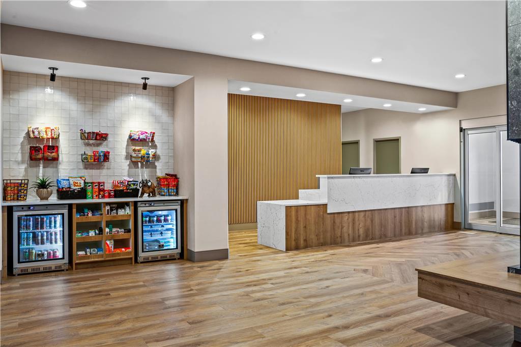 Ramada by Wyndham Drumheller Hotel & Suites — Three Hills — photo 4
