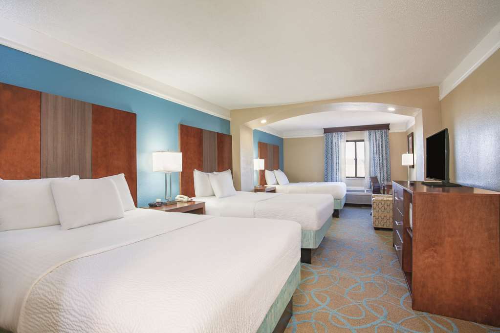 La Quinta Inn & Suites by Wyndham Elizabethtown - photo 18