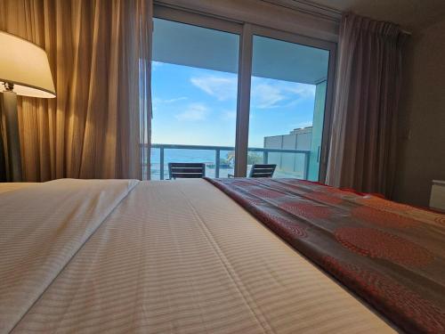 Ocean front paradise studio with ocean view and beach exit — 4-Star Luxury Hotel in Sunny Isles Beach, United States