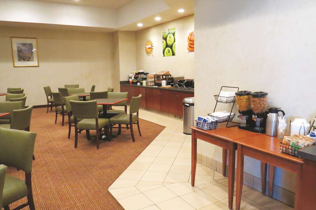 La Quinta Inn & Suites by Wyndham Stamford New York City - photo 42