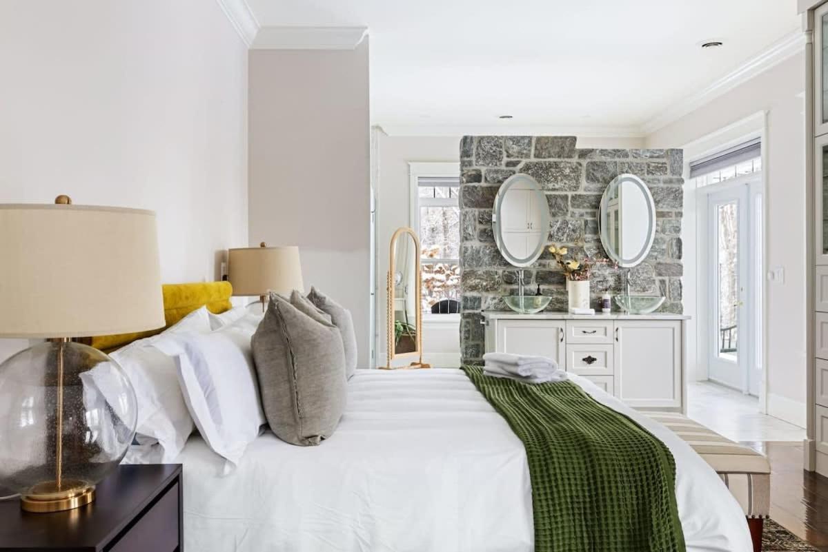 Badger’s Sett Estate on point with hot tub in Unknown City, Canada