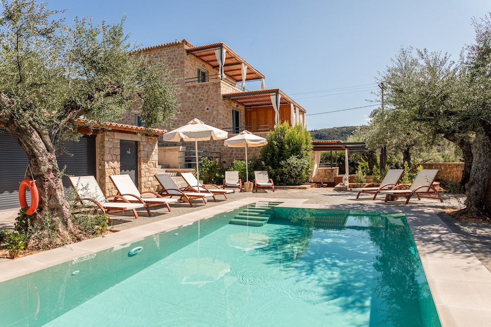 Lithos Guesthouse Kardamili — 4-Star Luxury Hotel in Kardamyli, Greece