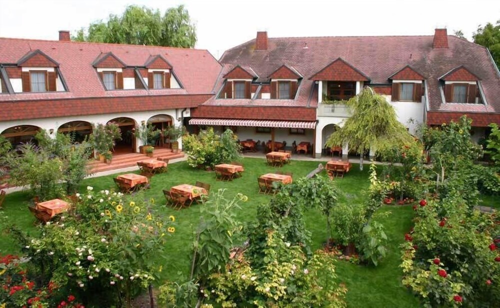 Hotel Weingut Rosenhof - carbon neutral hotel in Illmitz