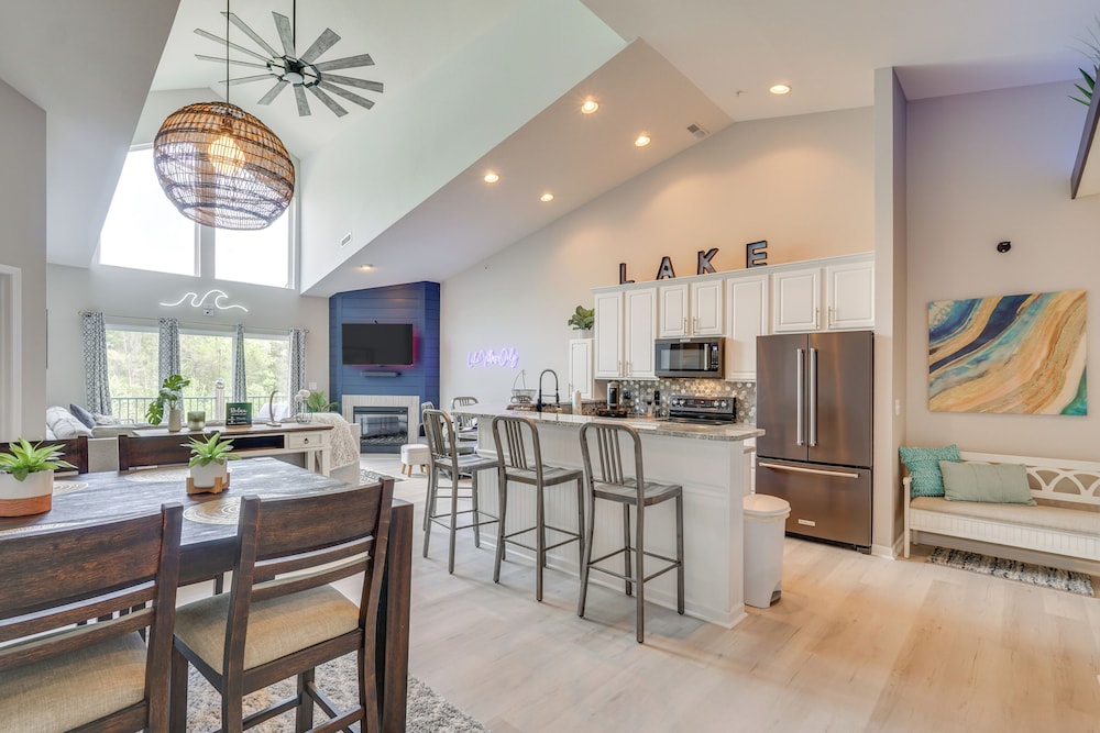 4 Mi to Dtwn Gem with Lake Access in Camdenton — 4-Star Luxury Hotel in Camdenton, United States