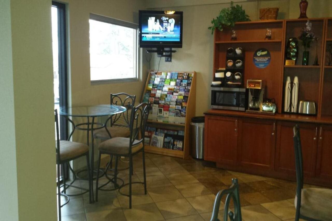 Days Inn by Wyndham Hot Springs - photo 7
