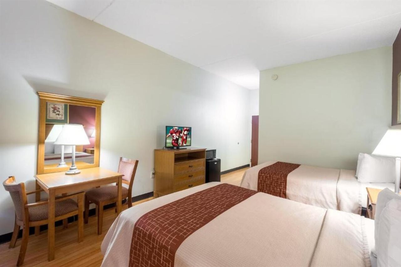 Red Roof Inn Hendersonville - photo 10