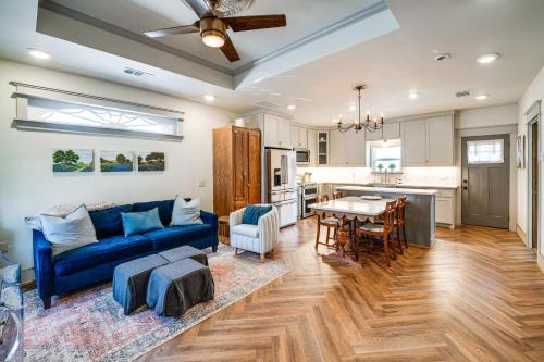 Walkable Dallas Bungalow 4 Mi to Downtown — 4-Star Luxury Hotel in Dallas, United States